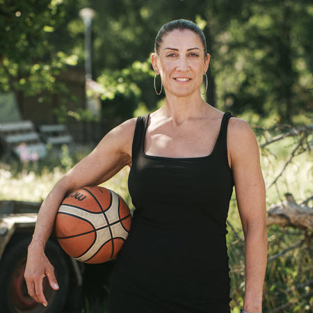 Nina Baresso står och håller en basketboll under armen.
