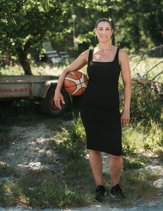 Nina Baresso står och håller en basketboll under armen.