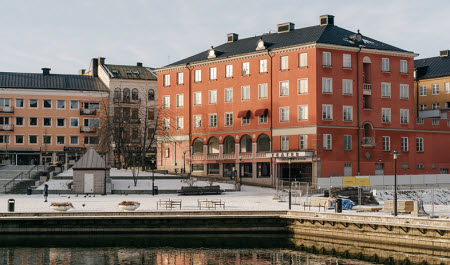 	Kvarteret Castor i Södertälje, röd flervåningsbyggnad som ligger vid vattnet.